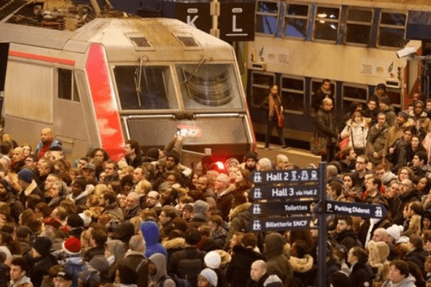 Fransız emekçiler direniyor: Demiryolu işçileri Gare de Lyon'u işgal etti