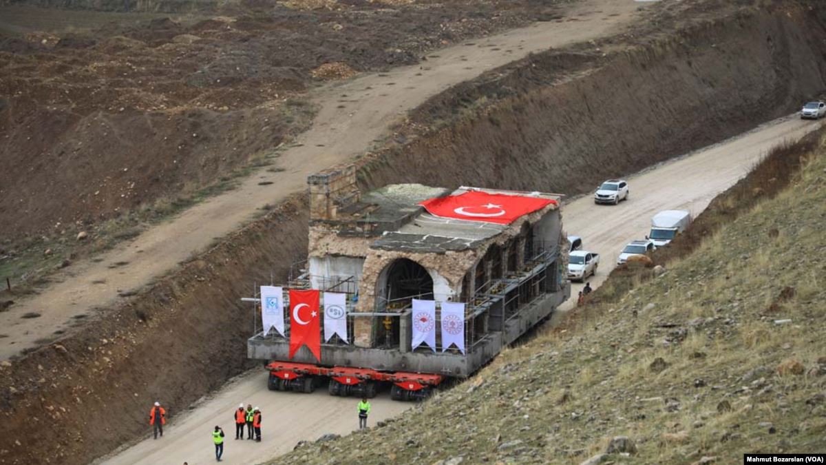 Hasankeyf’in Son Tarihi Eseri de Taşındı