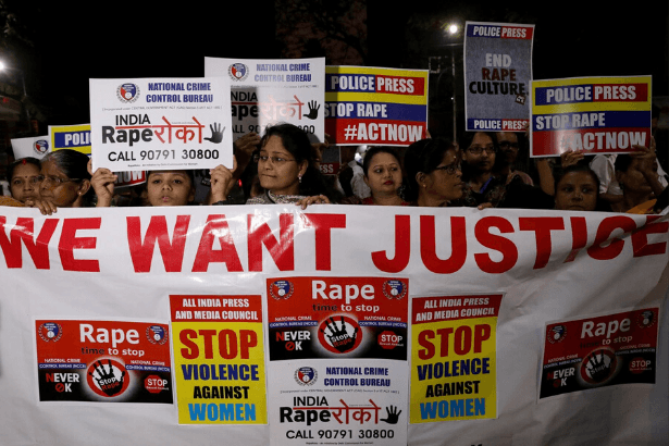 Hindistan'da tecavüz mağduru kadın duruşmasına giderken ateşe verildi