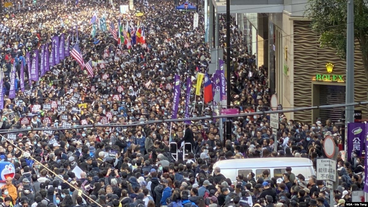 Hong Kong’da Yüz Binler Sokaktaydı