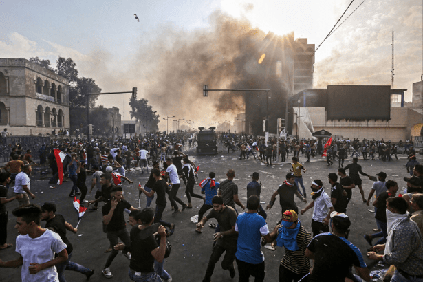 Irak'ta protestocular parti binalarını ateşe verdi