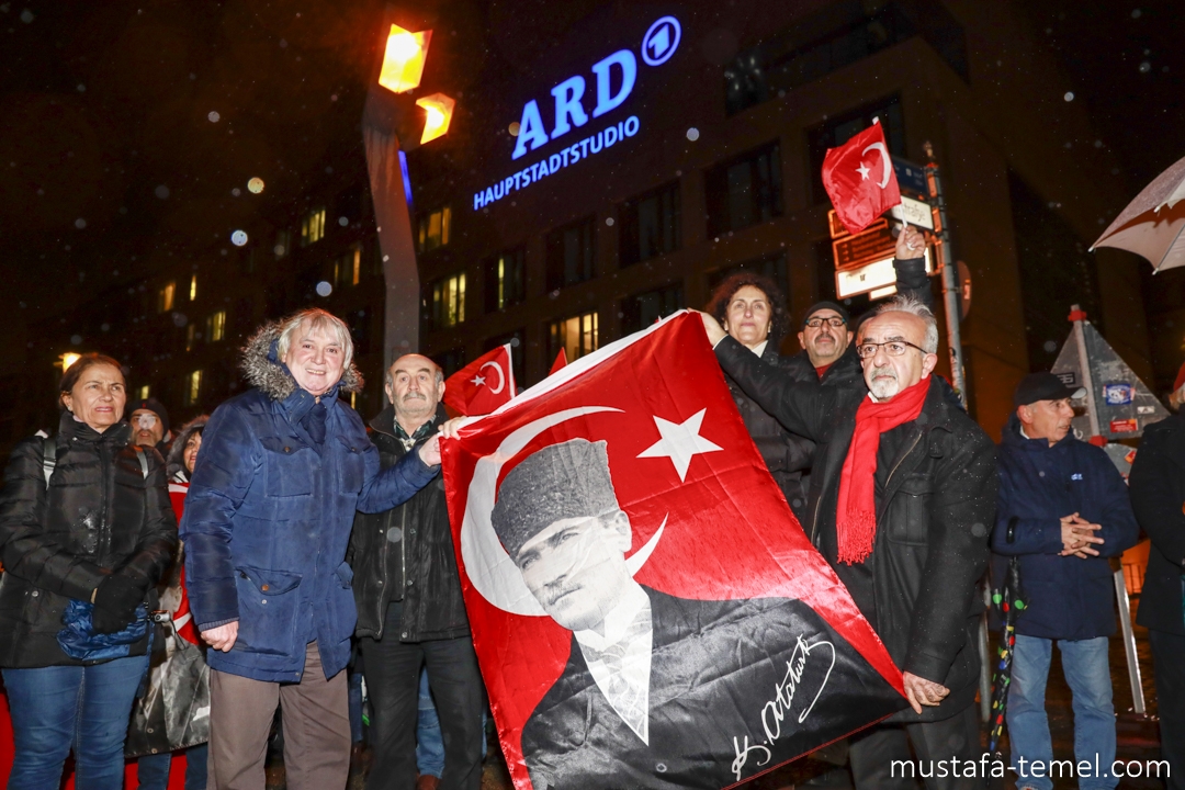 Alman Televizyonu ARD’ye protestolar sürüyor