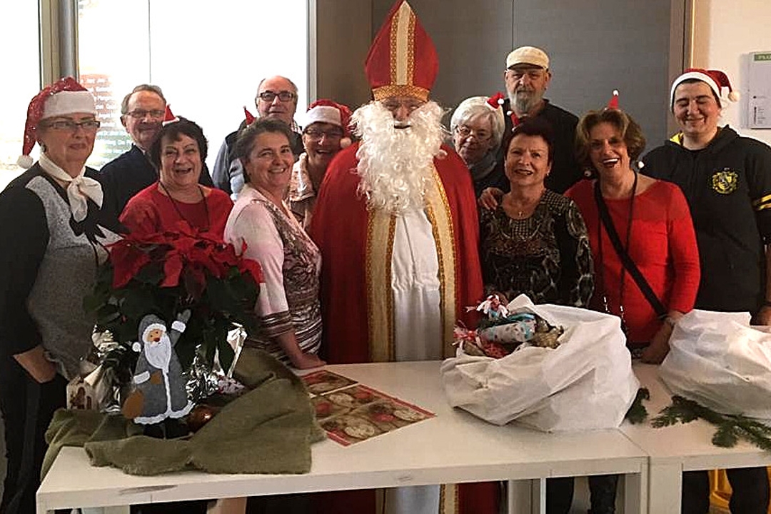 Noel baba oldu, çocukları sevindirdi, Demre’yi tanıttı