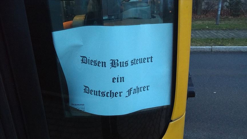 Otobüs kapısına ırkçılığı çağrıştıran yazı yazan şoförün görevine son verildi