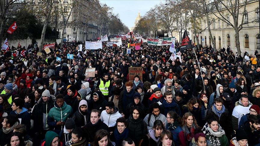 Fransa’da Macron karşıtları sokağa döküldü