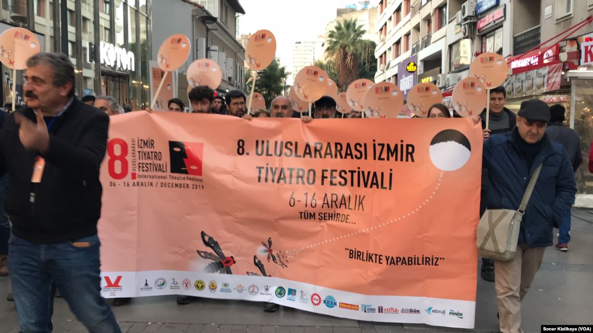 İzmir Tiyatroya Doyacak