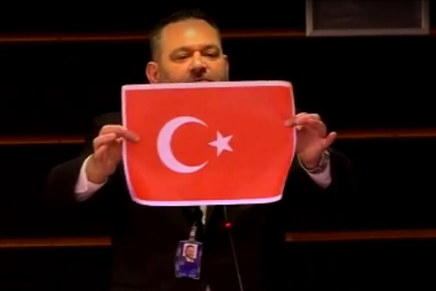 Avrupa Parlamentosu'nda Türk bayrağını yırtan faşist milletvekiline tepki