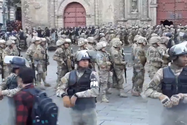 Bolivya'da askerlerden gösterilere karşı 'geçit töreni'