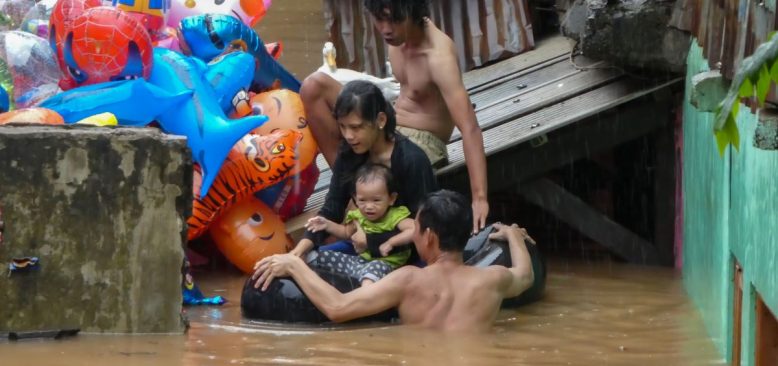 Cakarta'da Aşırı Yağışlar Nedeniyle Onbinlerce Kişi Evlerini Terk Ediyor