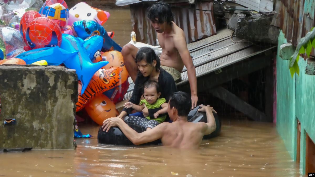 Cakarta’da Aşırı Yağışlar Nedeniyle Onbinlerce Kişi Evlerini Terk Ediyor