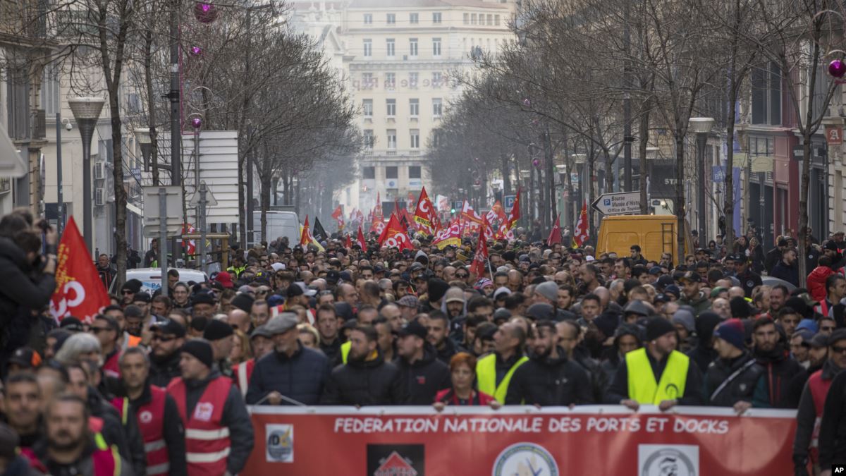 Fransa'da Hükümet de Çalışanlar da Geri Adım Atmıyor