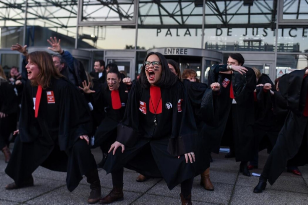 Fransa’da avukatlar emeklilik tasarısını Haka dansıyla protesto etti