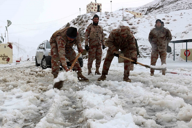 Pakistan'da yoğun kar yağışı nedeniyle 83 kişi yaşamını yitirdi