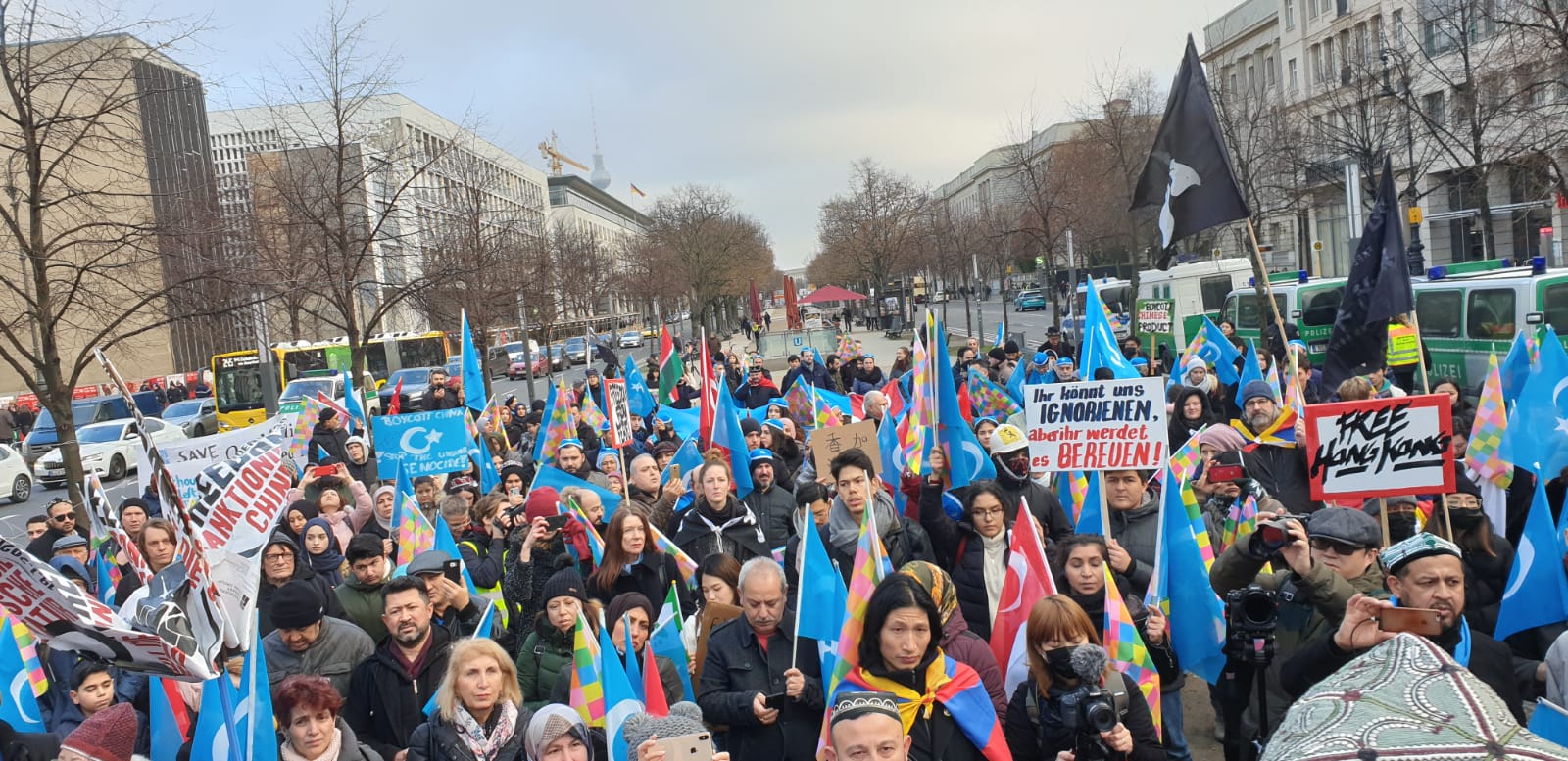 Uygurlular ve Hong Konglular Çin`i protesto etti