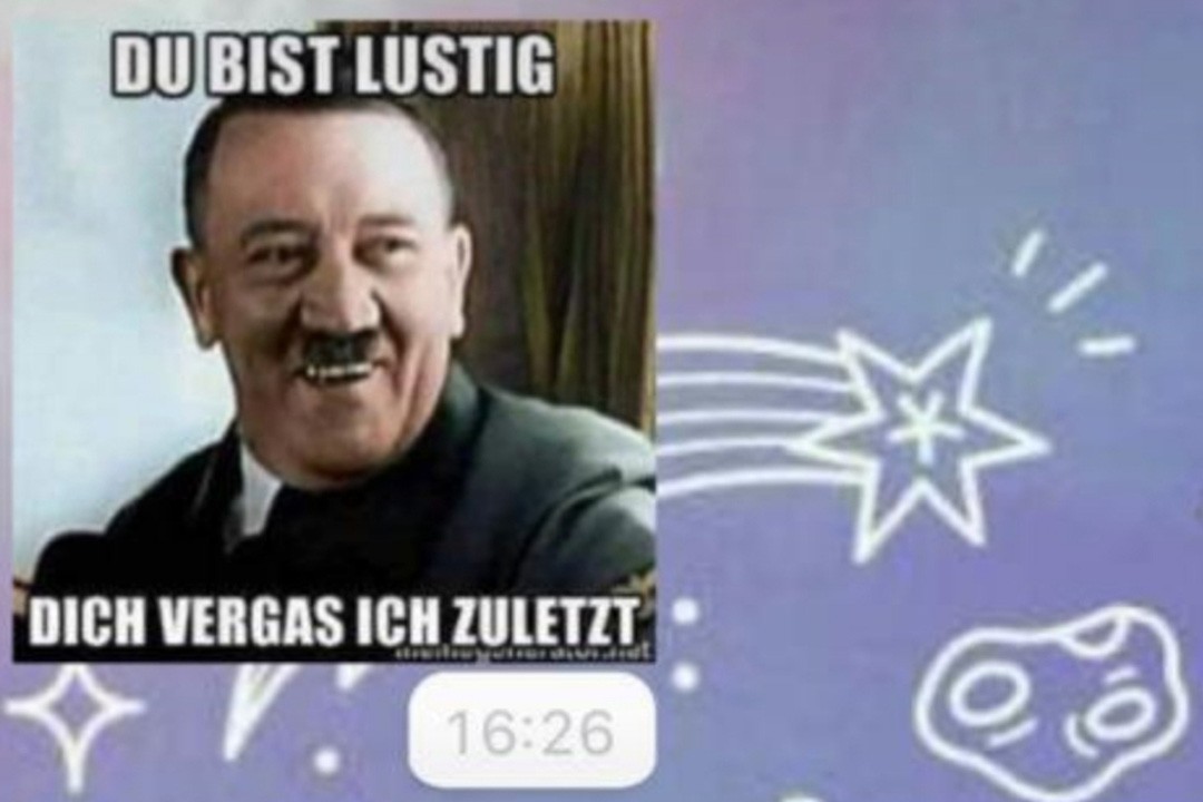 Nürnberg’deki birkaç okulda, Hitler resmi ve gamalı haç fotoları dolaşıyor