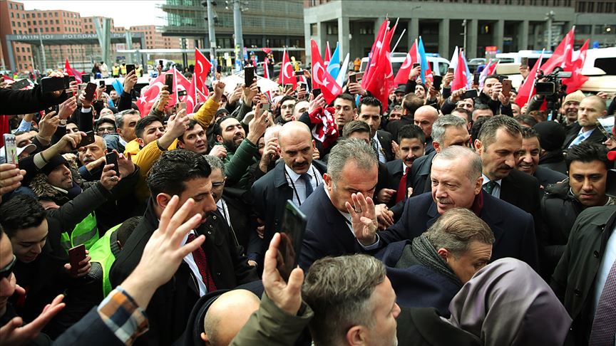 Erdoğan Berlin’de Türklerin sevgi gösterileriyle karşılandı
