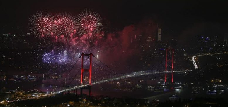 İstanbul yeni yıla 'ışıl ışıl' girdi