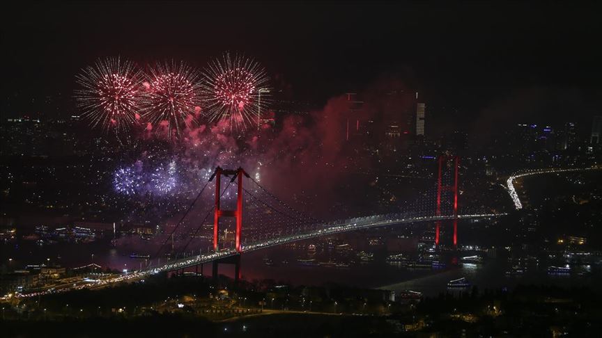 İstanbul yeni yıla ‘ışıl ışıl’ girdi