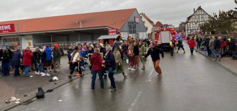Almanya’da Bir Araç Karnaval Yürüyüşüne Daldı