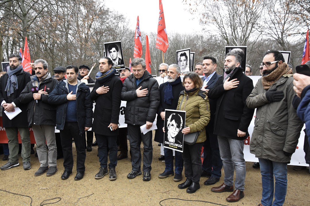 Madımak sanığı 'af' kararı Berlin Büyükelçiliği önünde protesto edildi