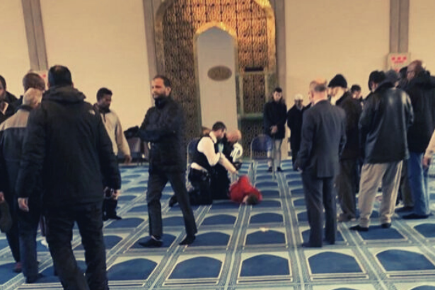 Londra’da camide bıçaklı saldırı