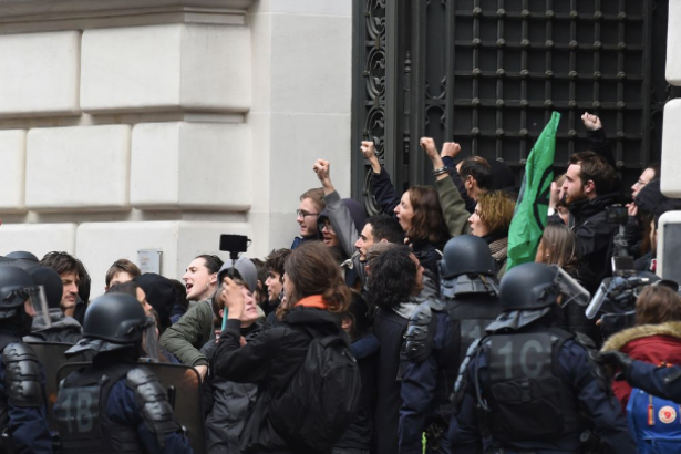 Paris’te BlackRock'ın binası işgal edildi