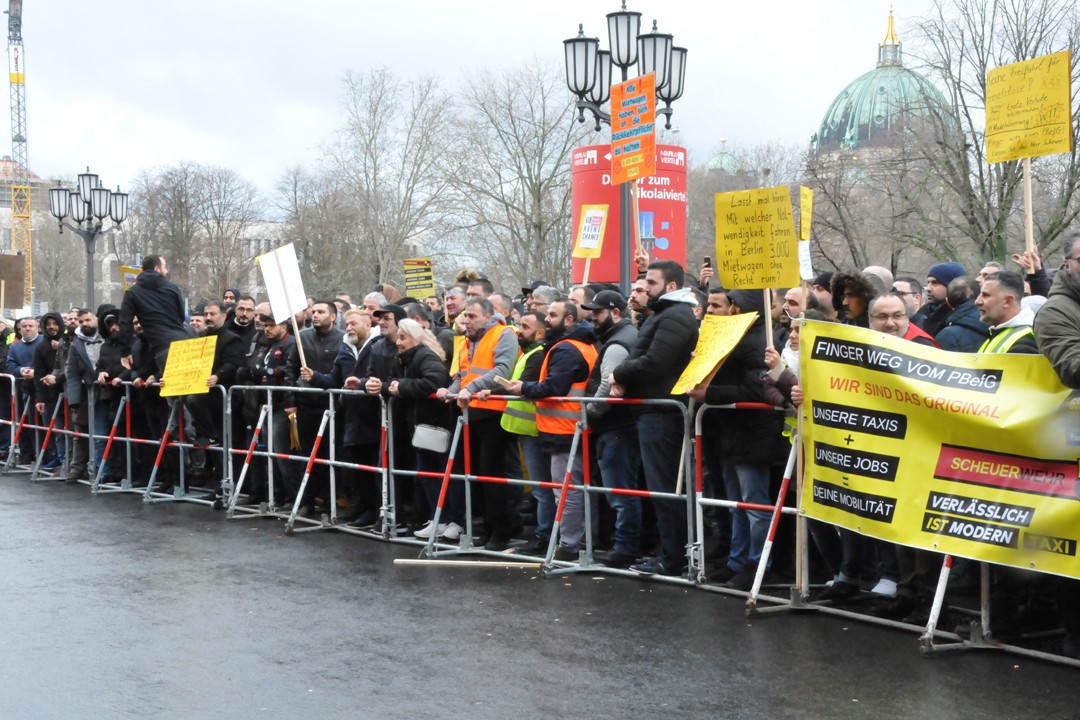 Berlin’de Taksi Şoförleri eylem gerçekleştirdi