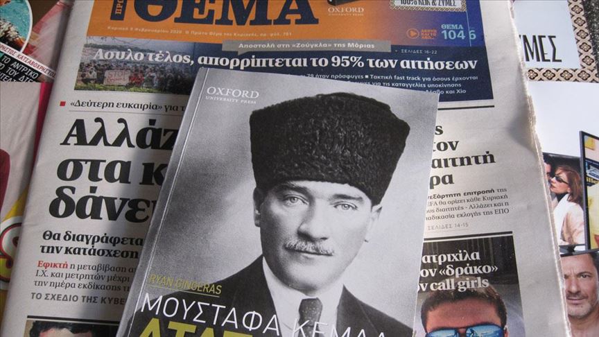 Yunan gazetesi Atatürk’ün hayatını anlatan kitap dağıttı