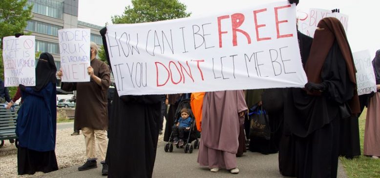Hollanda'da burka yasağı protestosu