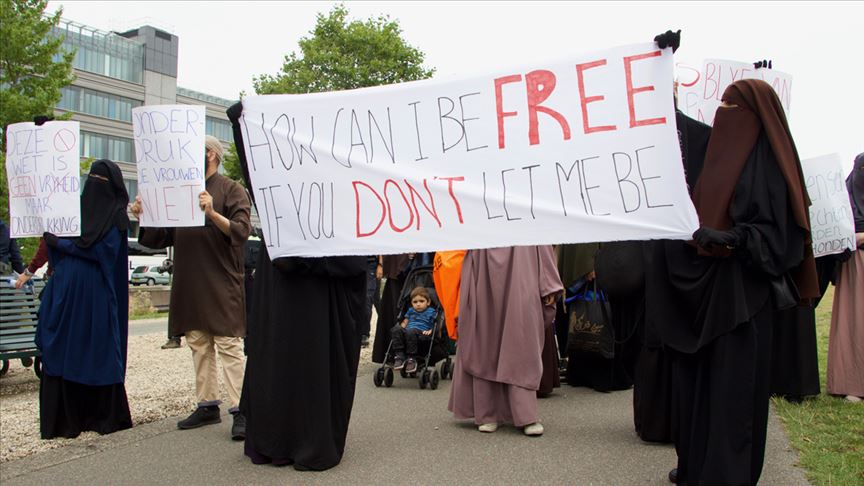 Hollanda’da burka yasağı protestosu