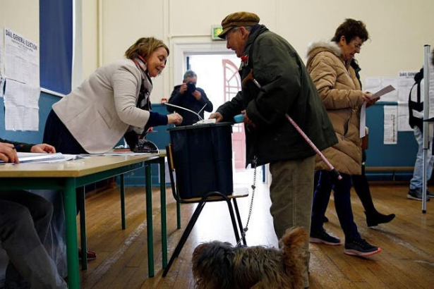 İrlanda seçimleri, partilerin birbirlerine yakın oylar almasıyla sonuçlandı