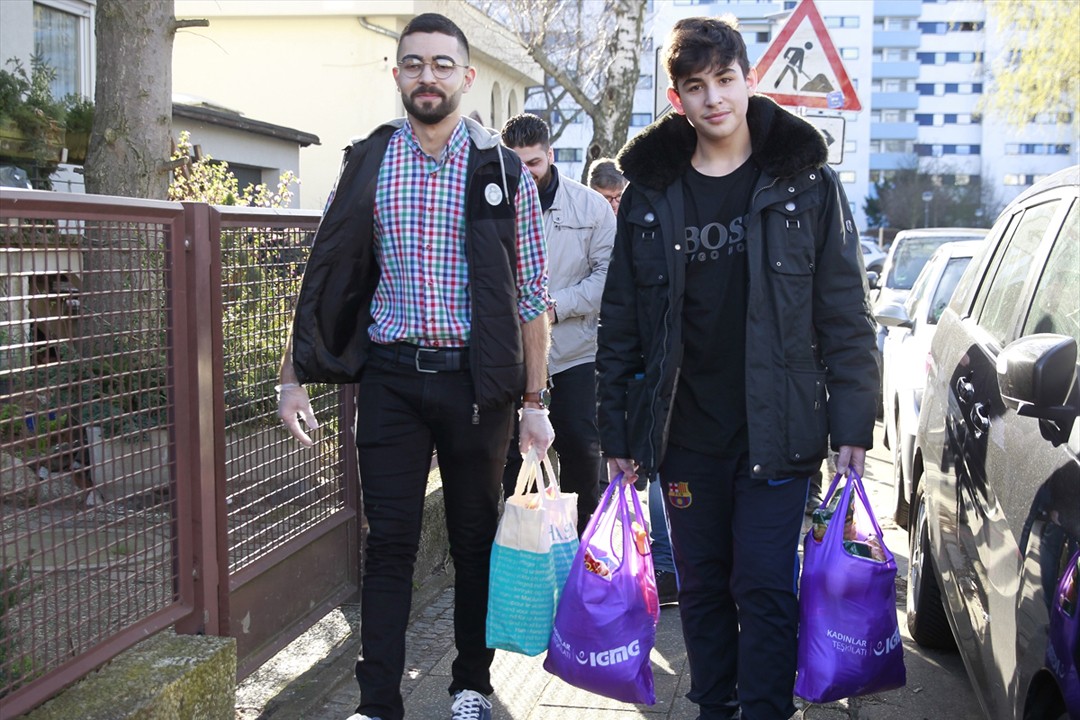 Berlin’deki Türk gençlerden yaşlılara yardım