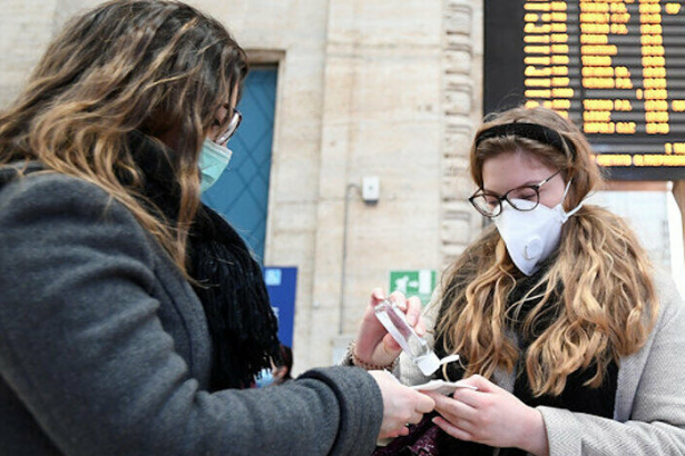 Koronavirüs salgını nedeniyle Fransa'daki tüm eğitim kurumları kapatılıyor