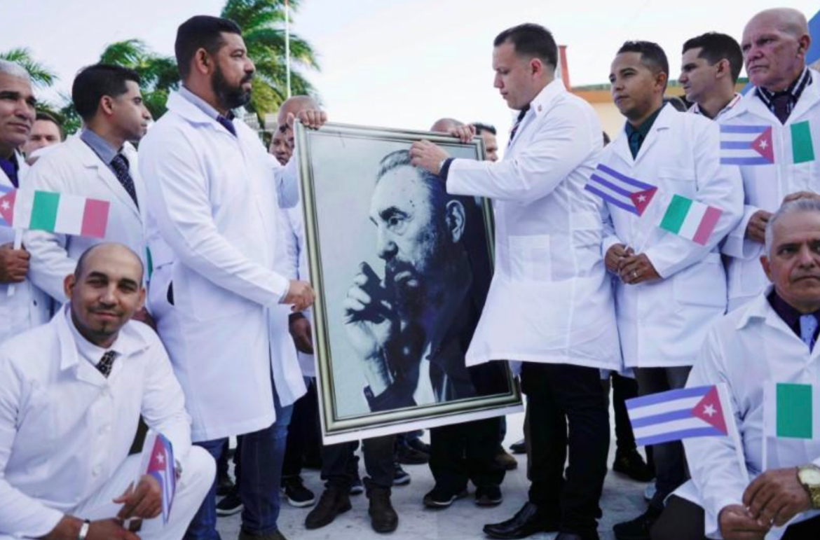 Küba, İtalya'da salgından en kötü etkilenen bölgeye doktor gönderdi