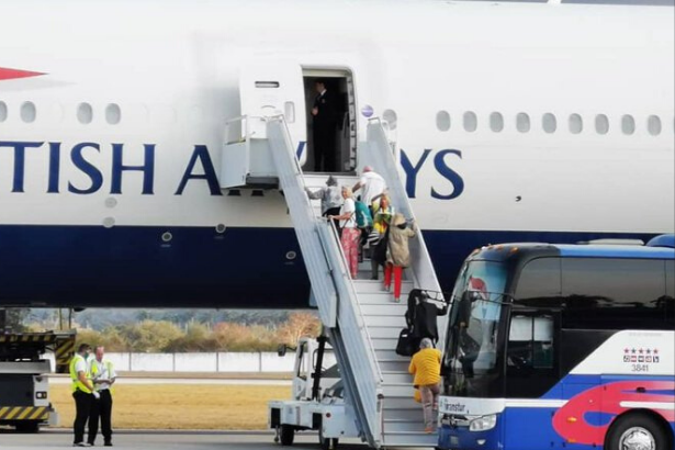 Küba'nın yanaşmasına izin verdiği geminin yolcuları İngiltere'ye döndü