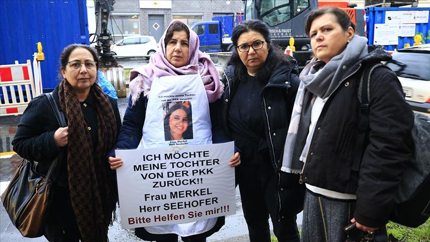 Almanya’da PKK tarafından kaçırılan genç kızın annesi Maide T. ikinci eylemini yaptı