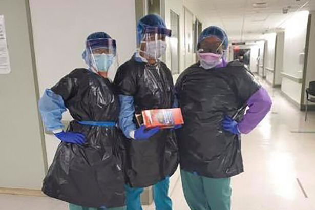 New York'taki hastanede hemşireler virüsten korunmak için çöp poşeti giyiyor