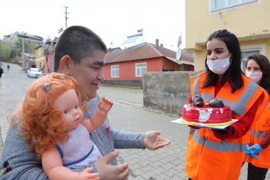 Down sendromlu gence doğum günü sürprizi