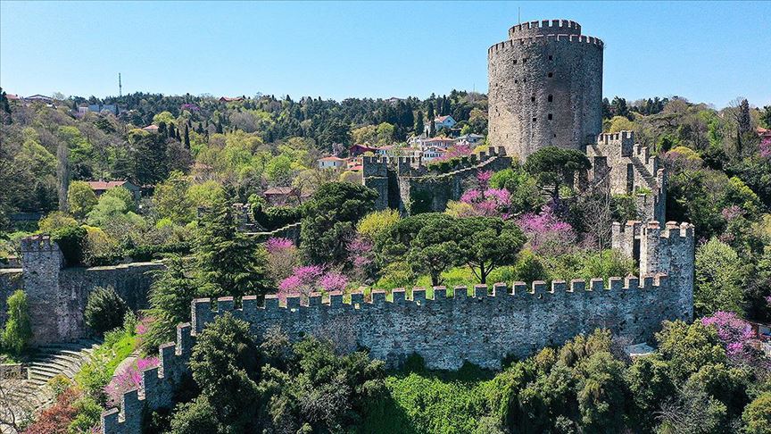 Erguvanlar İstanbul Boğazı’nı taçlandırdı