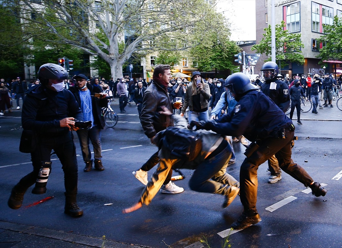 İzinsiz 1 Mayıs gösterisine polis sert müdahale etti