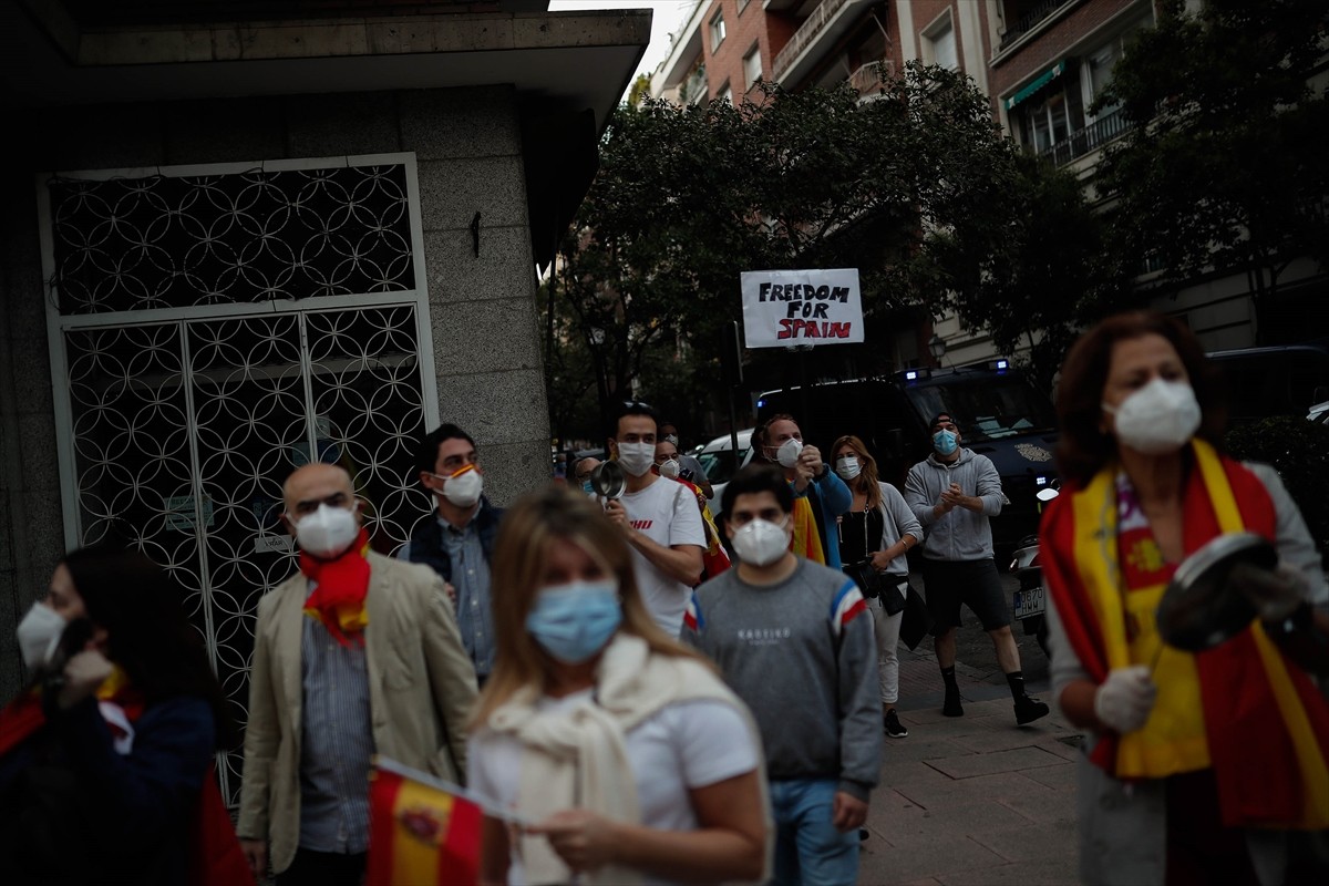 İspanya’da hükümetin Kovid-19 politikasına karşı protestolar sürüyor
