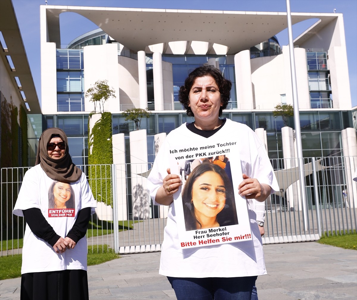 Kızı PKK tarafından kaçırılan anne başbakanlık önünde eylem yaptı