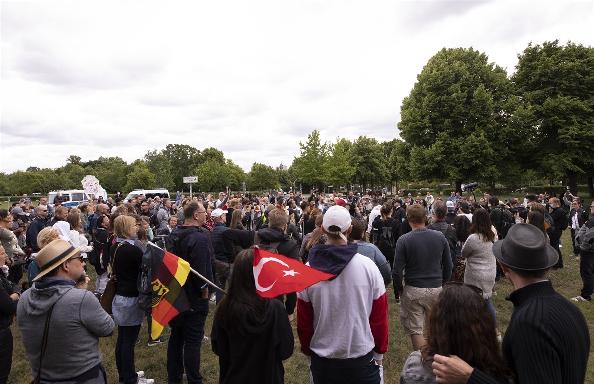 Berlin`de gösterilere katılımcı sayısı sınırı kaldırıldı
