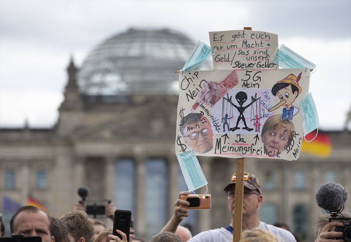 Berlin`de gösterilere katılımcı sayısı sınırı kaldırıldı