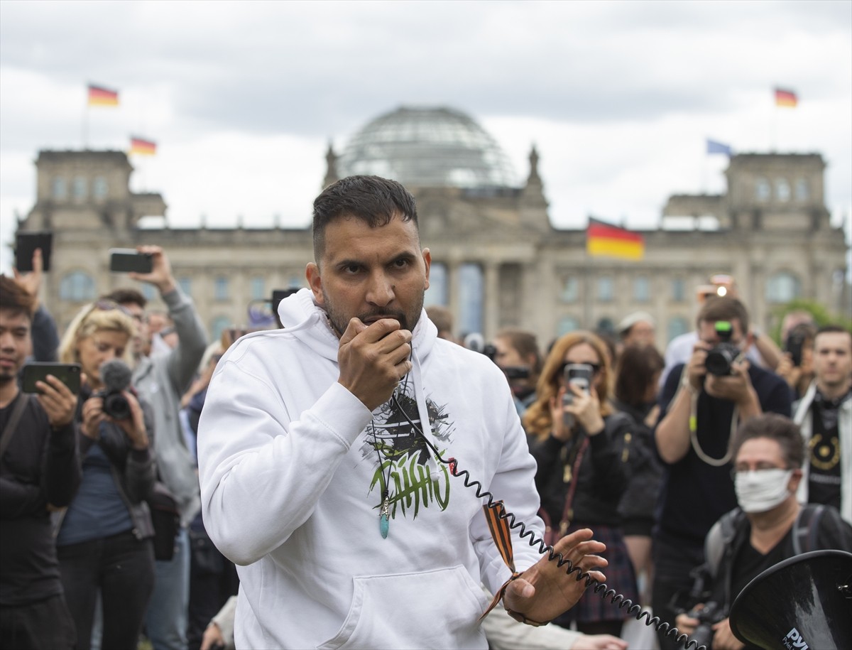 Berlin`de gösterilere katılımcı sayısı sınırı kaldırıldı
