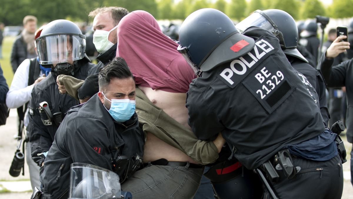 Avrupa’da Devam Eden Salgın Önlemlerine Protestolar