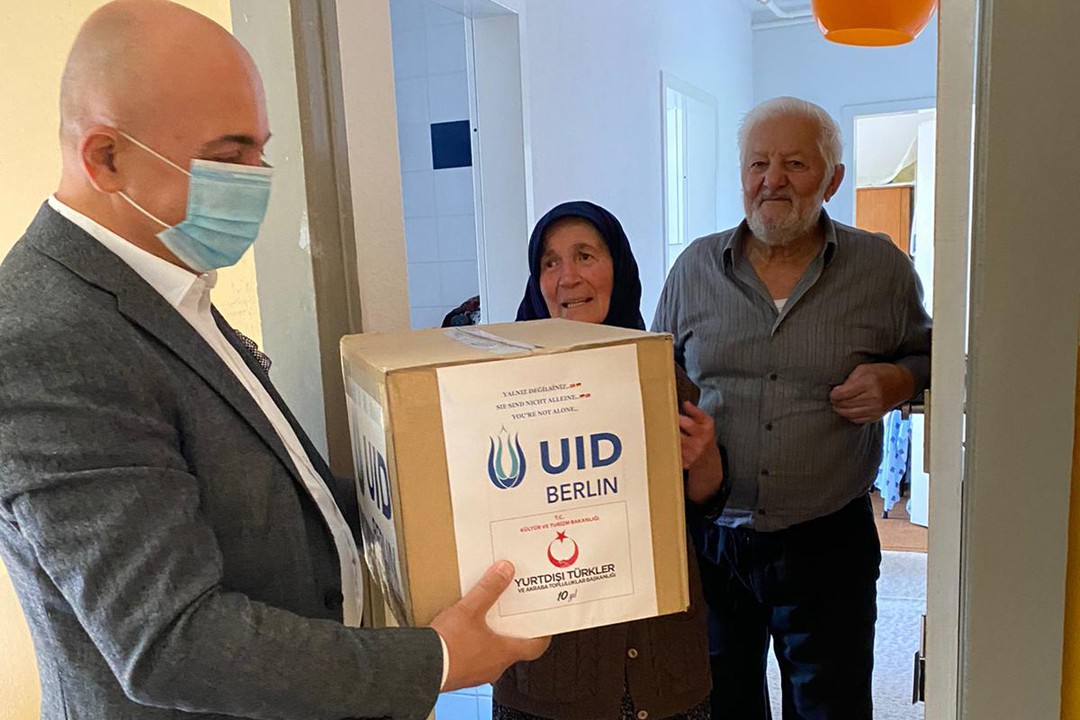 YTB ve UID Berlin Bayram hediyesi dağıttı