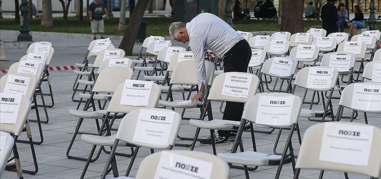 Yunanistan'da 'boş sandalye' protestosu