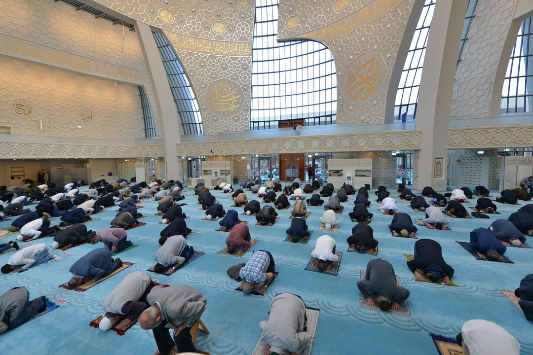 Almanya`da koronavirüs sonrası ilk bayram namazı kılındı