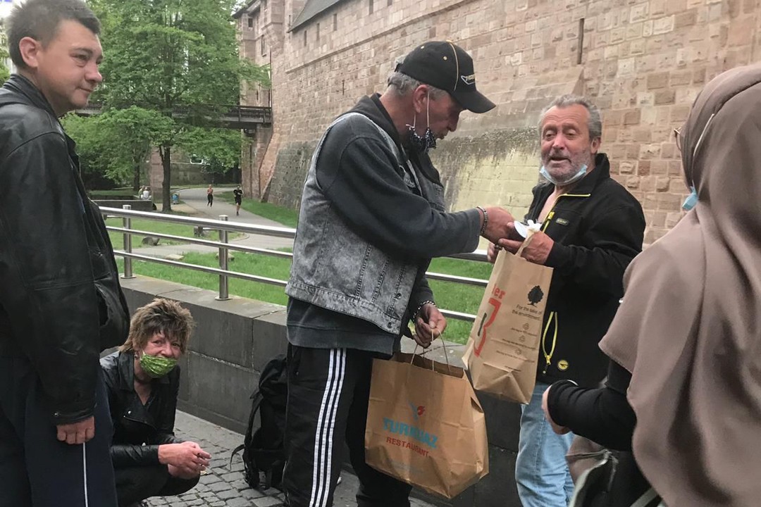  UID Kuzey Bavyera gençlik kolu evsizlere yardımda bulundu